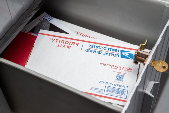一个打开的邮政信箱，里面有物品，锁上有一把钥匙.